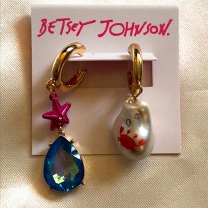 Betsey Johnson Betsey’s Beach Huggie Hoops Mismatch Crab Drop Earrings NWT